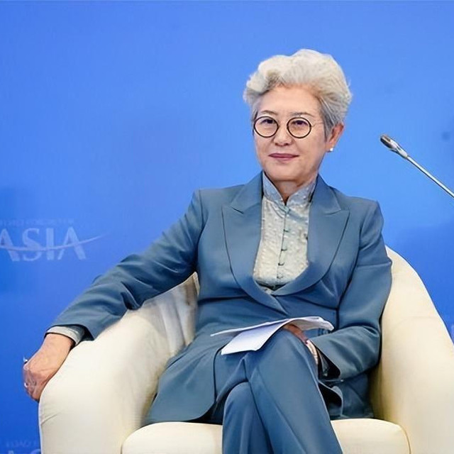前外交官傅莹的打扮非常惊艳：白发不染、裙不上膝，美得优雅端庄