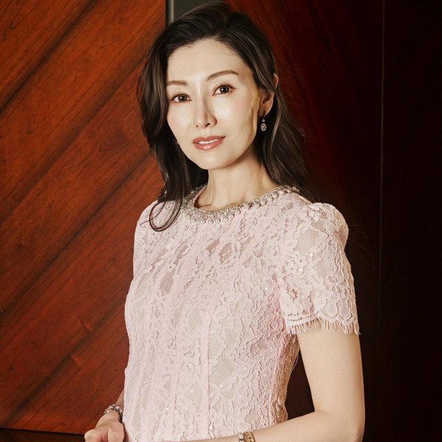 豪门阔太李嘉欣高调庆生，穿Polo衫+牛仔裤，50多岁美出新高度！