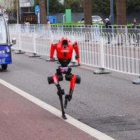 手机厂商跨界“封神”，荣耀机器人夺冠引爆黄金供应链