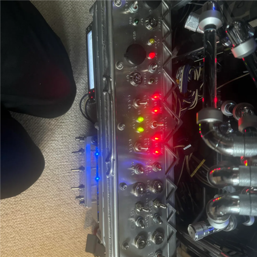 玩家耗时4年造出水冷巨兽主机!六翼天使风扇阵列帅炸:测漏居然靠洗洁精