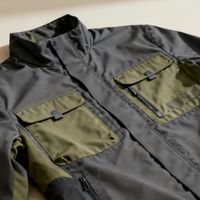秋冬别再乱买“伪机能”外套！轻机能风实穿指南：通勤防雨、叠穿不臃肿，这3类人闭眼入
