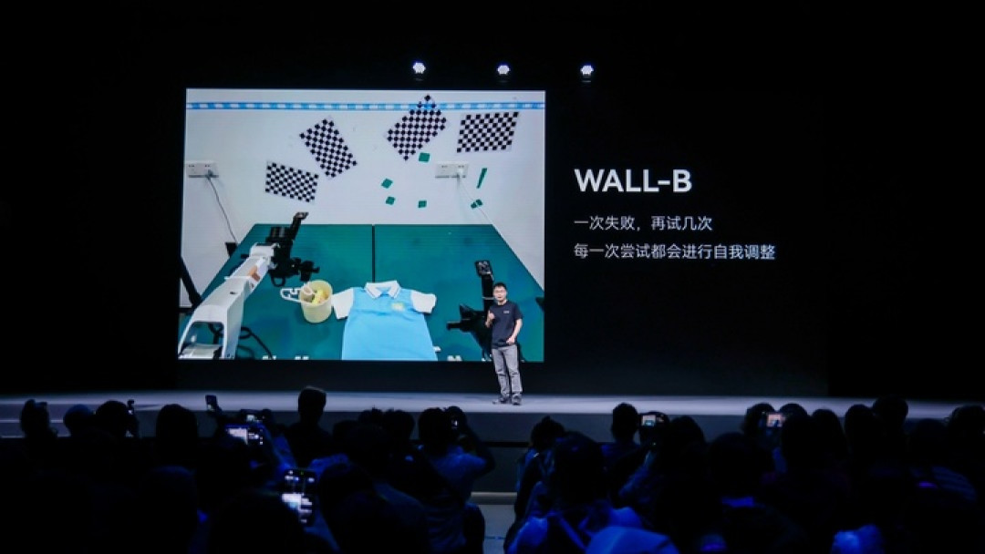 具身智能公司自变量发布了机器人模型 WALL-B,35 天后进入真实家庭