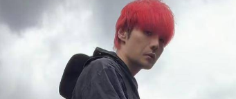 笑不活了！李荣浩钓鱼直播把手机 “放生”，10 万网友在线围观