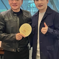 乒乓顶流联动AI教父！樊振东晒与黄仁勋合照 现场切磋球技还送签名球拍
