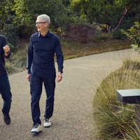 苹果两CEO交接图细节：库克爱穿耐克鞋 特努斯穿乐福鞋求舒适