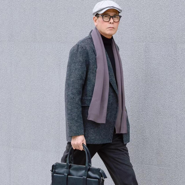 男人老了后，气质高级还是油腻，看他背的“包”就知道，差别挺大