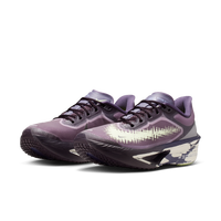 轻量竞速鞋不是万能提速神器，配速不够、跑姿不稳的人穿上反而伤膝伤脚