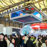 石头2026年3月发布全球首款AI双擎蒸汽洗地机器人，搭载星辉世界模型