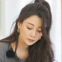 殷桃换了半扎发型，看起来时髦年轻，穿T恤+阔腿裤，好像换了个人