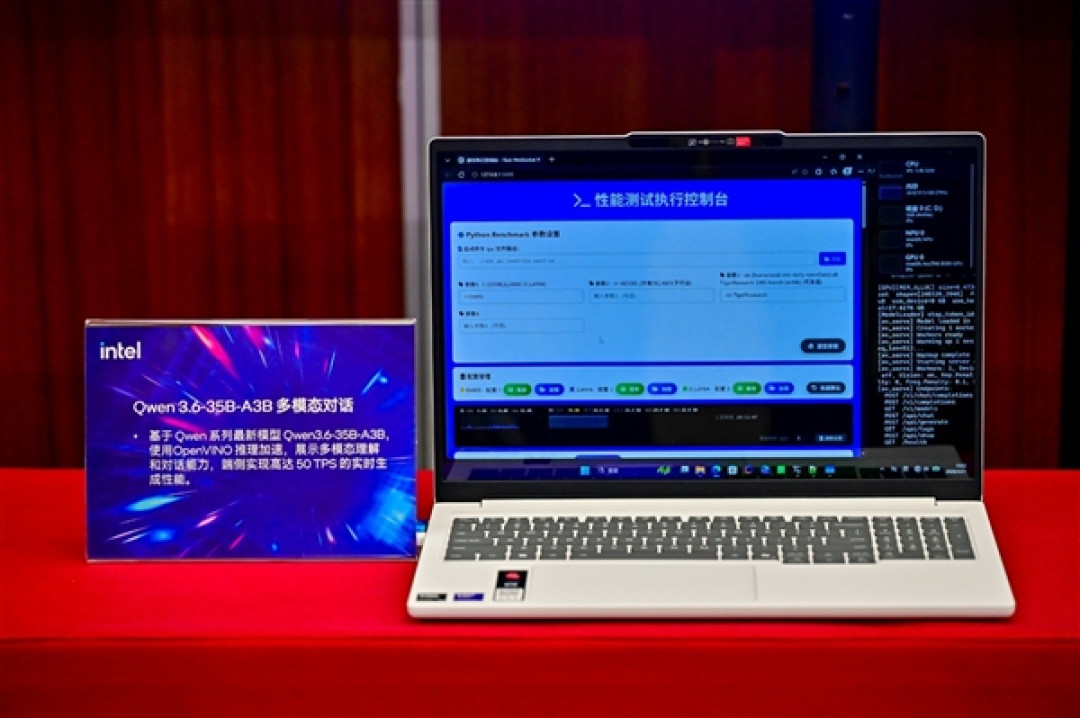 让智能体PC真正人人开机可用！看看Intel的新玩法：两个大脑的混合AI