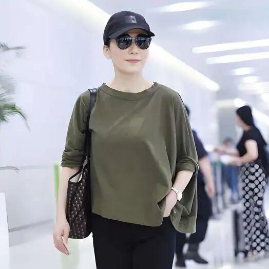 女人过了50岁，穿T恤最舒适好看，记住“6穿6不穿”，更时髦高级