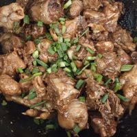 今日伙食：铁锅炖土鸡！碳水配肉食，快乐不缺席～