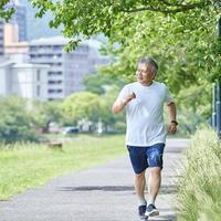 医生提醒：查出颈动脉斑块多年未脑梗的人，基本日常坚持6个习惯