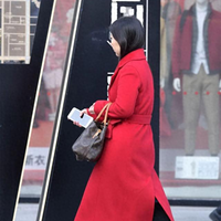 10厘米的黑色尖头细跟短靴，搭配黑色紧身裤，红色呢子大衣