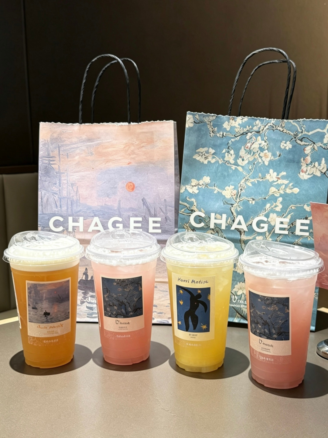 霸王茶姬“出去走走”活动,把春日漫步玩成两种极限模式
