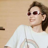 看了60多岁叶童的穿搭，悟了：色不过三、选简约款，才更时髦减龄