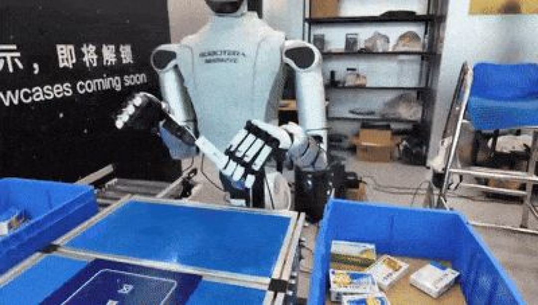 探秘清华8大实验室:机器人踢球夺冠,还能上天入海做手术