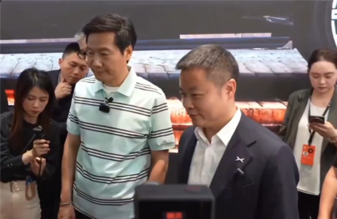 雷军到访小鹏汽车展区体验新车 与何小鹏合影留念  现场被围水泄不通