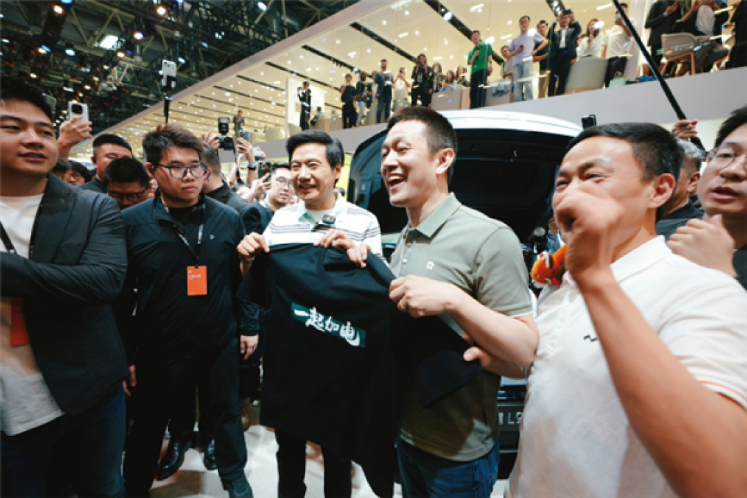 北京车展名场面:雷军打卡蔚来展台 李斌闻讯一路小跑赶来