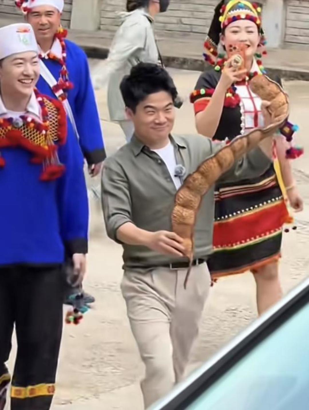 董宇辉云南行不止小作文:吃撒撇皱眉,跳目瑙纵歌,解锁别样德宏