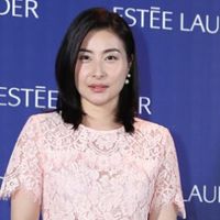 郭晶晶告诉你裙子要这样穿：长度不上膝，不配丝袜和帽子，更优雅