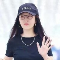 杨钰莹的状态真好，黑色T恤配工装裤洋气减龄，比年轻女孩还会穿