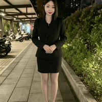 裸色尖头高跟 黑色包臀短裙 黑色西装外套 职场通勤气质穿搭