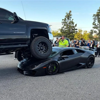 女子开高底盘皮卡碾过兰博基尼跑车：损失或超10万美元