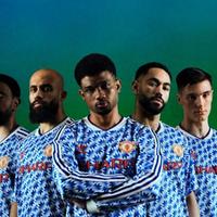 曼联联名训练夹克比阿迪达斯三叶草基础款贵320元，但根本不适合踢球