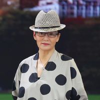 潘虹的老年状态很惊艳，满头黑发，不穿老年装，70岁依旧优雅气质