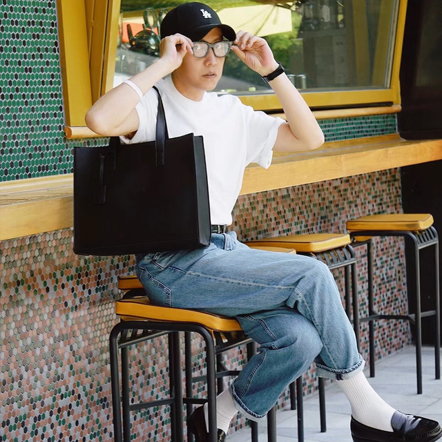 男人老了，可以不背链条包、腰包，但这4种包包不能少！时尚高级