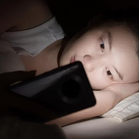 关灯开护眼模式刷手机真有用吗？实测 3 招 比各类护眼模式都靠谱