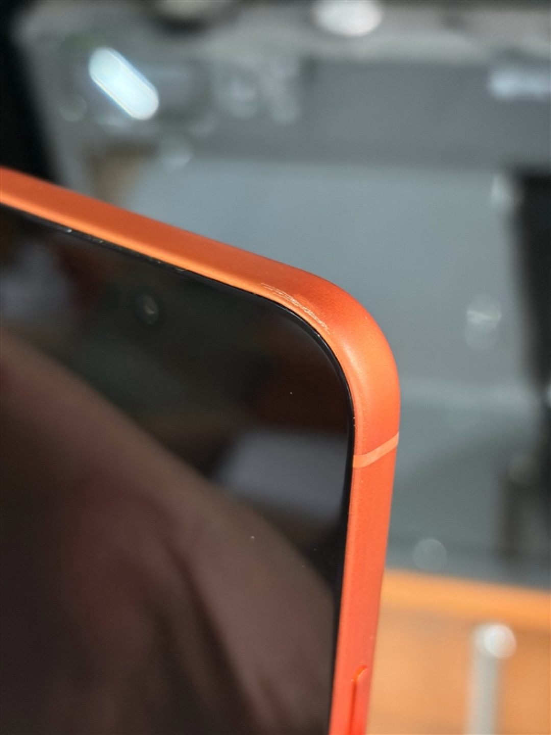 戴壳没用!iPhone 17 Pro Max铝合金机身一碰就花:博主直呼苦不堪言