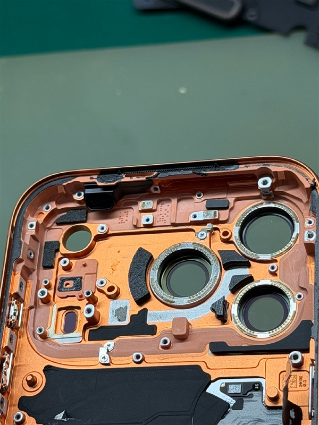 戴壳没用!iPhone 17 Pro Max铝合金机身一碰就花:博主直呼苦不堪言