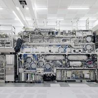 央视首次曝光ASML High-NA EUV光刻机细节：2纳米芯片制造核心设备已交付英特尔