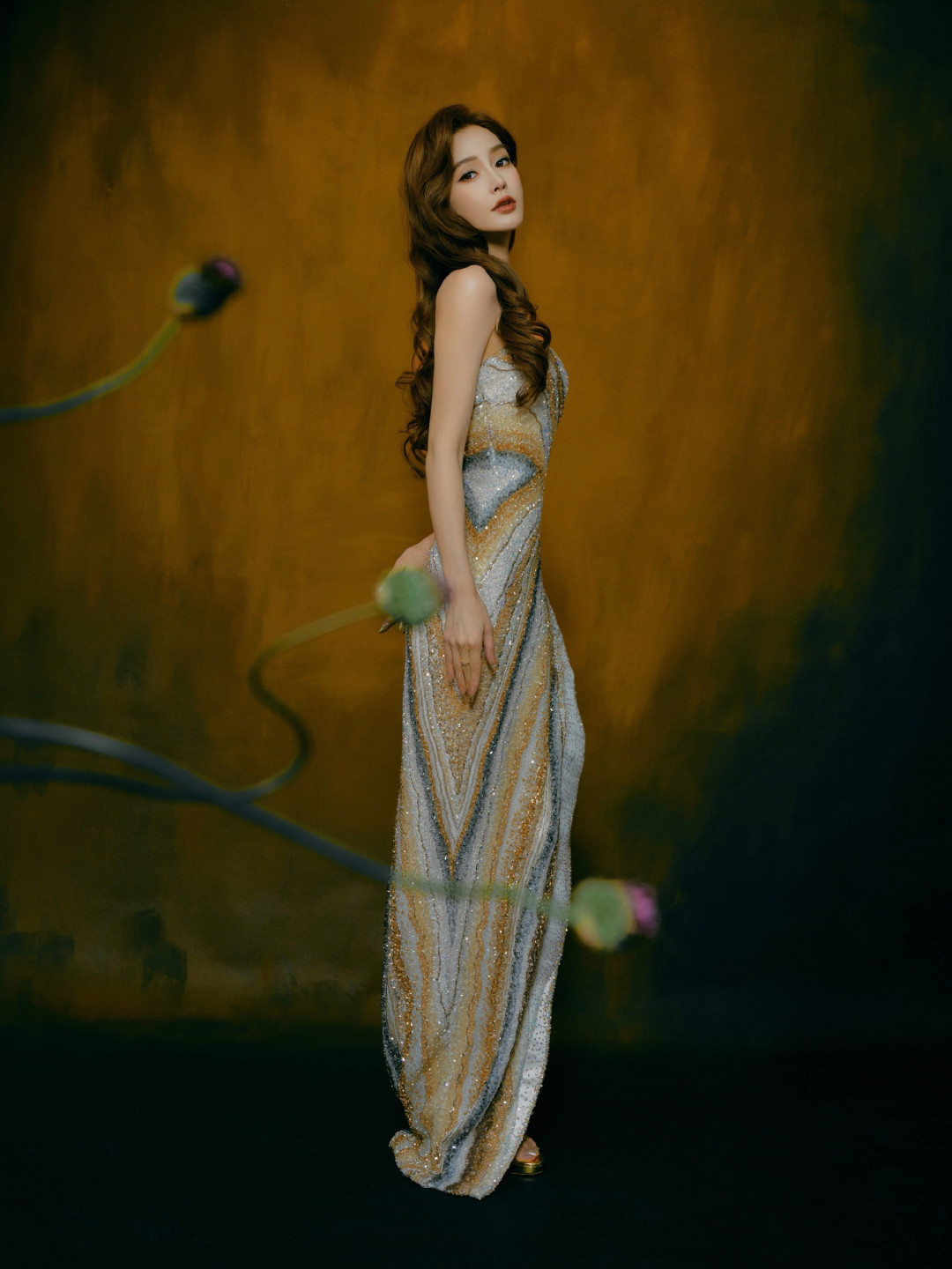 Angelababy两套高定风格碰撞,为地球日演绎时尚环保新篇章