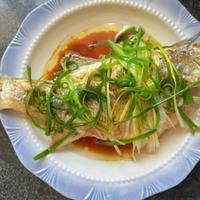 蒸鲈鱼到底几分钟？牢记这“4个要点”，鱼肉鲜嫩多汁，不腥不柴