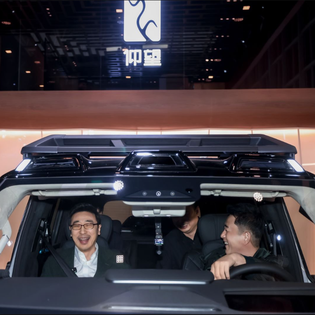 京圈大佬现身北京车展，仰望U8L亮了，成功让大佬当场刷卡