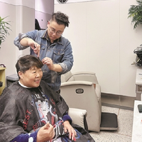 洗剪吹25元,染烫80元起,杭州这家理发店安静到只听见剪刀响,顾客一皱眉Tony就能捕捉到……