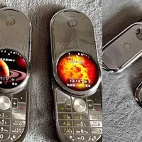 出道即巅峰！售价1.5 万全球限量版手机，MOTO 功能机时代的绝唱