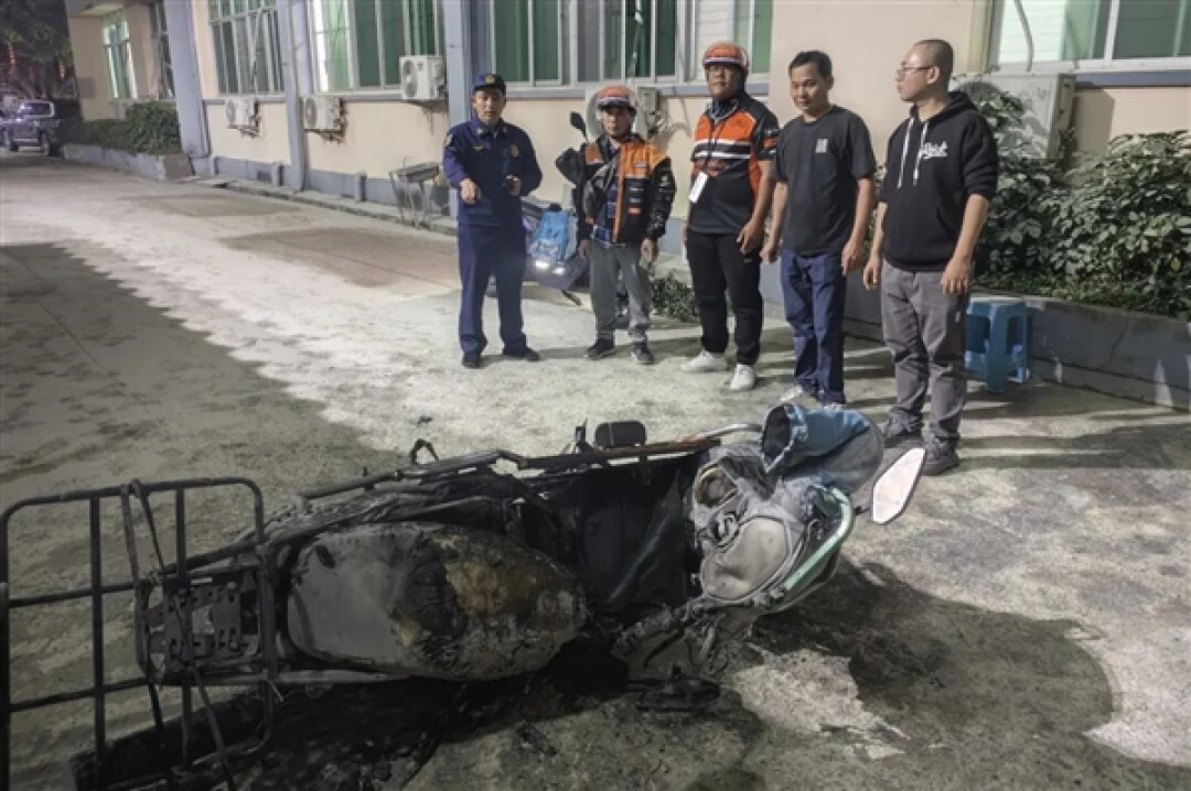 仅3分钟!外卖小哥送餐回来懵了:电动自行车已烧成空架