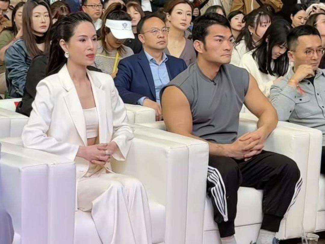 李维刚公主抱引全网调侃,李若彤反抱秀出二十年真功夫