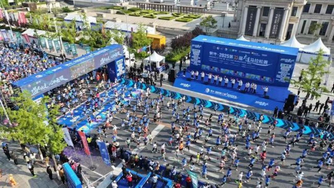 三万跑者共赴山海之约:大连马拉松一半是风景一半是“爬坡”