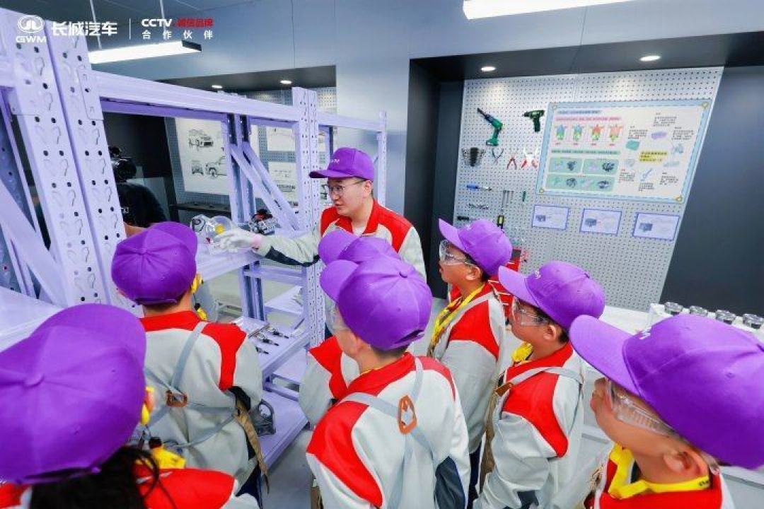 北京车展新现象:车企大佬为何纷纷带起了“娃”?