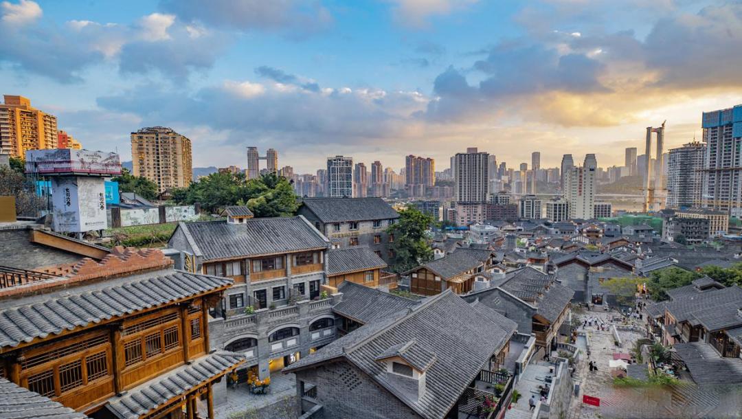 肖战的重庆私藏打卡路线:从经典影视地标到烟火老街