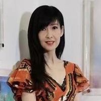 58岁周慧敏真的惊艳，穿红色西装+抹胸短裙，肌肤紧实没有衰老感