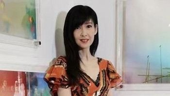 58岁周慧敏真的惊艳，穿红色西装+抹胸短裙，肌肤紧实没有衰老感
