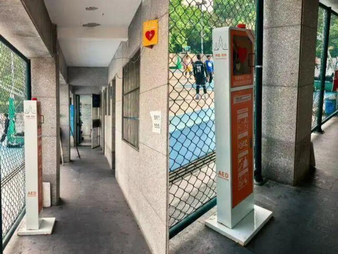 小伙打球心脏骤停倒地,球友教科书式急救用AED成功救回