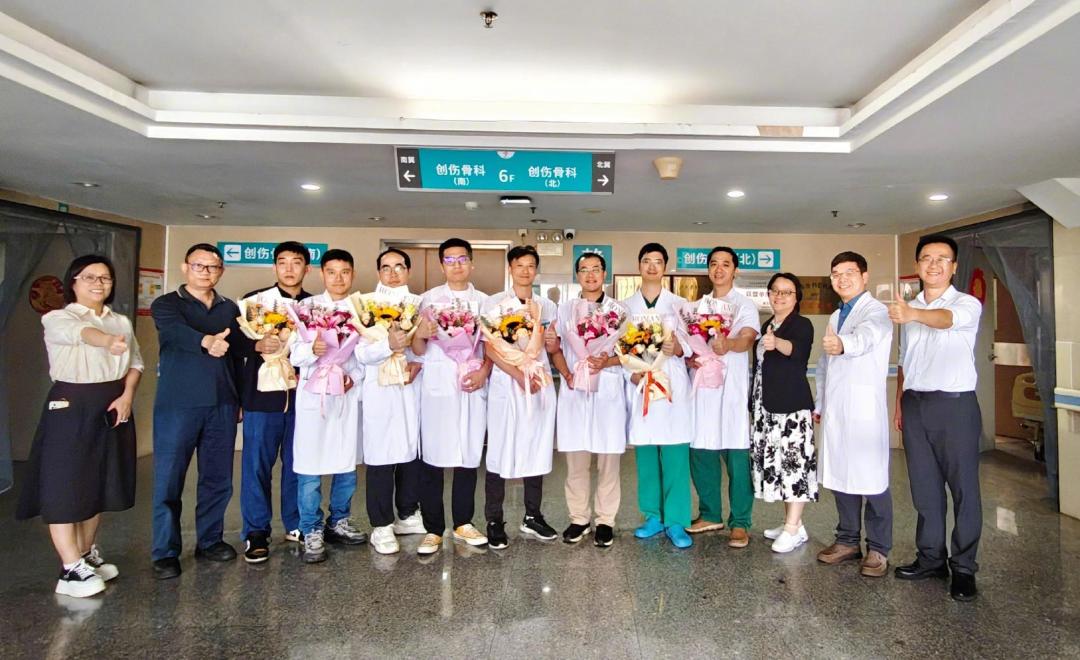 小伙打球心脏骤停倒地,球友教科书式急救用AED成功救回