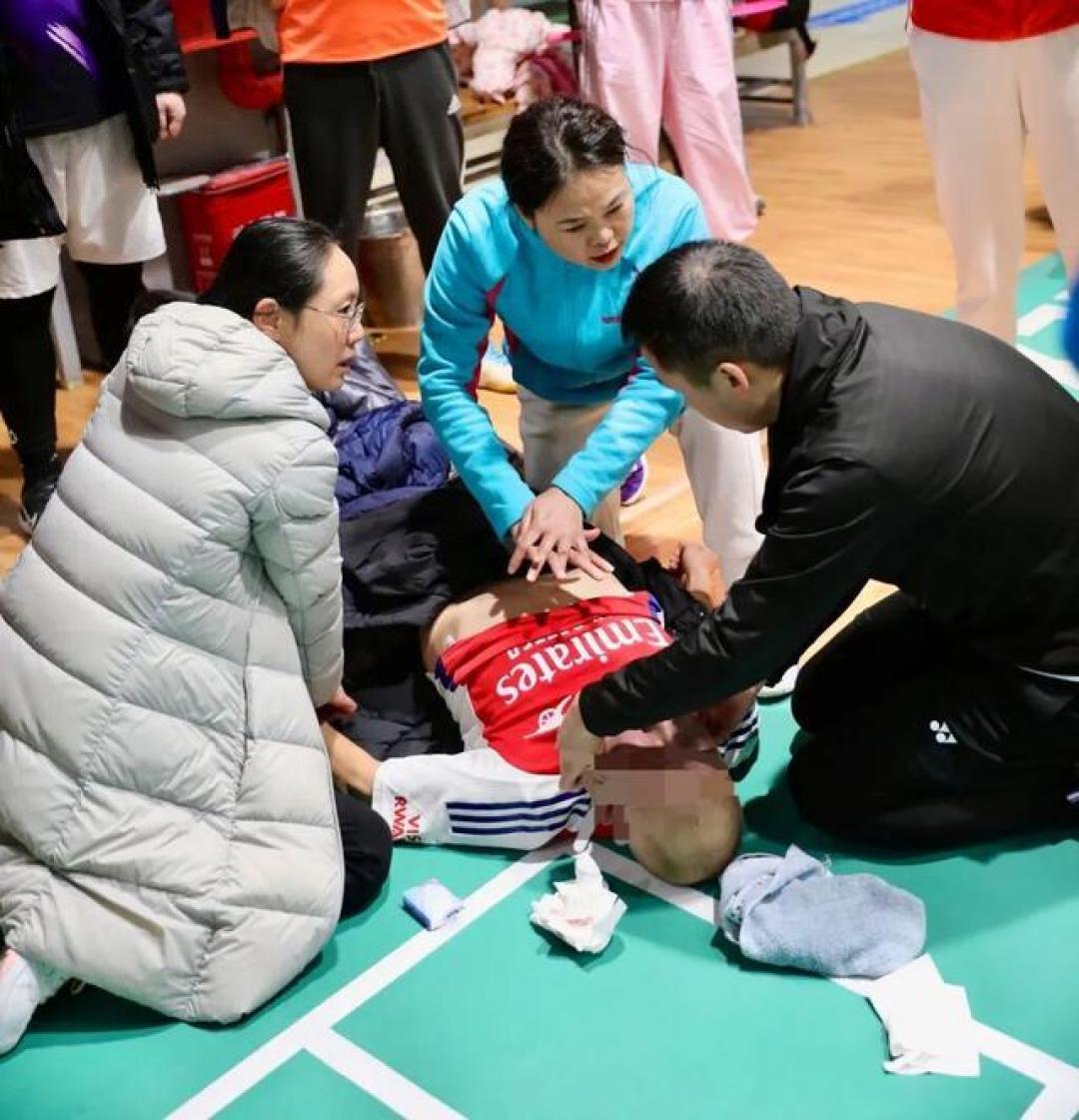 小伙打球心脏骤停倒地,球友教科书式急救用AED成功救回